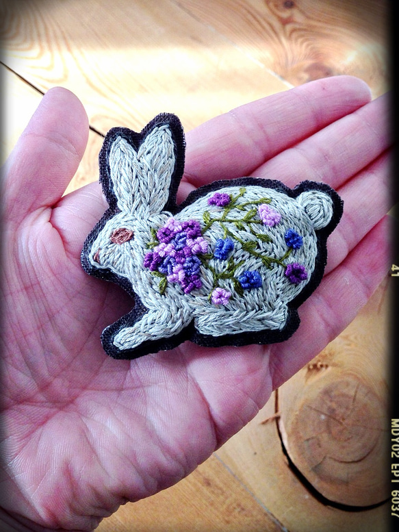 #Rabbit pin brooch 2枚目の画像