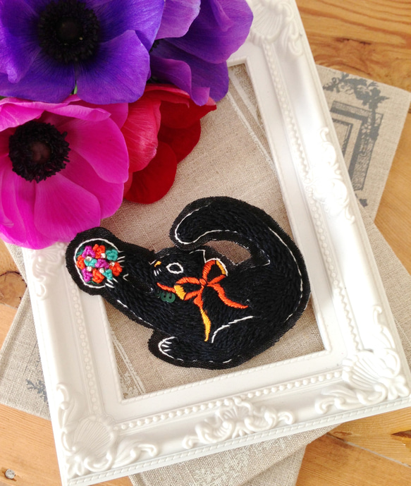 Black Cat&Flower Basket pin brooch 1枚目の画像