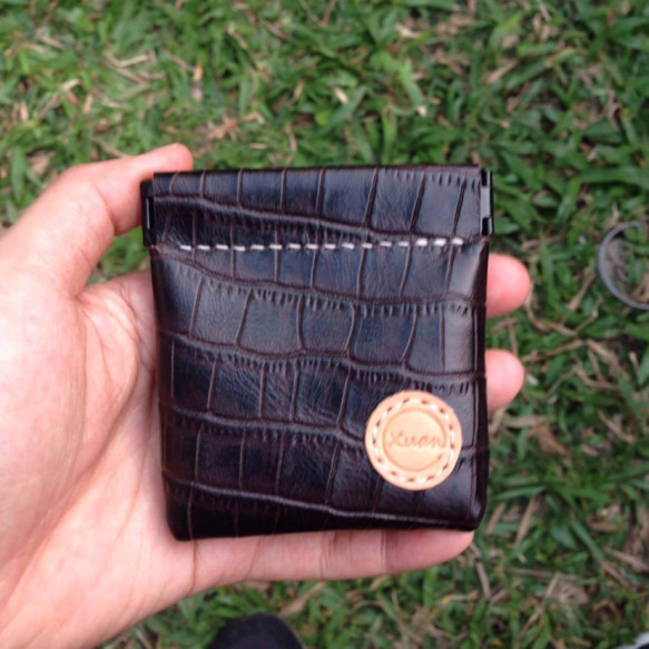 【Xuan Leather選。皮革】彈片零錢包［方形-深咖啡牛皮(擬鱷魚皮紋)］全手工真皮件錢包 第3張的照片