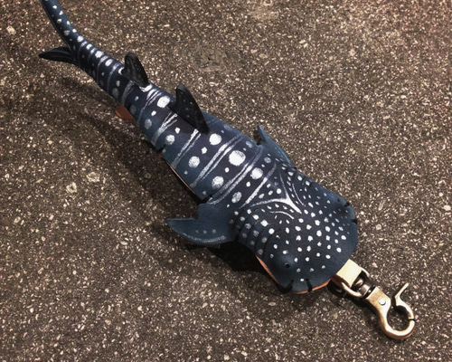 玄レザースタジオ】アニマルスキンカービングマリンシリーズクジラサメ