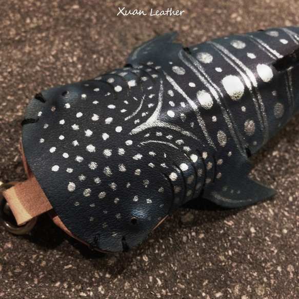 【Xuan Leather工作室】動物皮雕 海洋系列 鯨鯊(鯨鮫大憨鯊豆腐鯊) 皮件吊飾 掛扣 第4張的照片