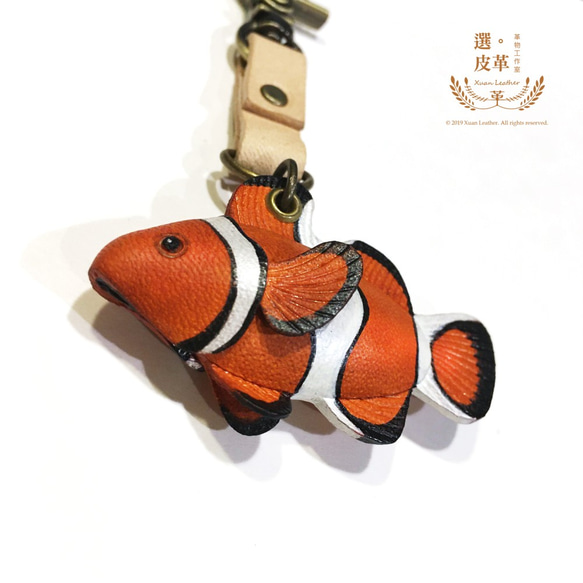 Xuan Leather | 原創動物系列 小丑魚(海葵魚)立體真實大小 吊飾皮件皮雕 第3張的照片