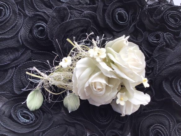再販白い薔薇飾り紐付き 2枚目の画像