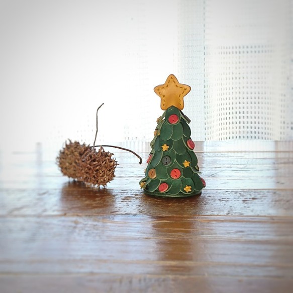 レザーで出来た小さなクリスマスツリー《受注生産》手縫い 1枚目の画像