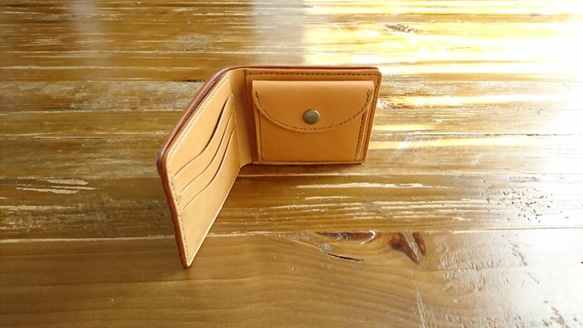 バイカラーの二つ折り財布　ライトブラウン x ナチュラル《受注生産》手縫い 2枚目の画像