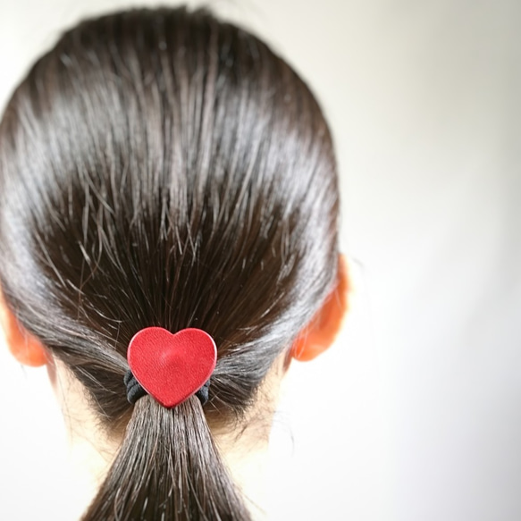 革のヘアゴム ハート (全4色）受注生産》手縫い ヘアゴム 革小物 ng 