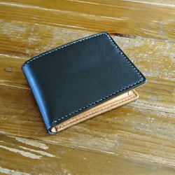バイカラーの二つ折り財布　ブラック x ナチュラル《受注生産》手縫い 1枚目の画像