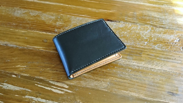 バイカラーの二つ折り財布　ブラック x ナチュラル《受注生産》手縫い 1枚目の画像