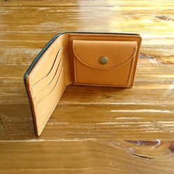 バイカラーの二つ折り財布　ブラック x ナチュラル《受注生産》手縫い 2枚目の画像