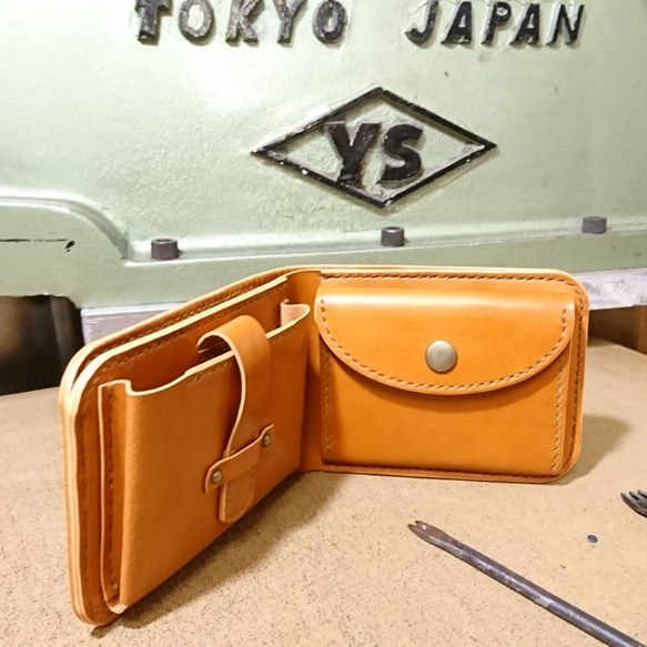 『再値下げ』「ハンドメイド」二つ折り革財布。手縫い カービング 再値下げ』「ハンドメイド」二つ折り革財布。手縫い カービング