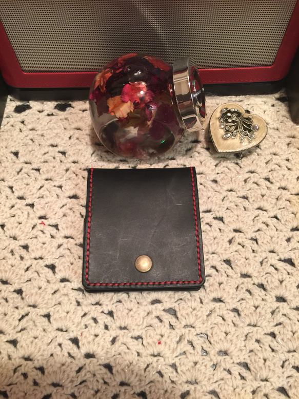 【イタリアンレザー】カードが入る小さな財布 コインケース バネホック式 艶消しマットタイプ 黒 栃木サドルレザーでも 3枚目の画像