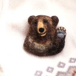 羊毛フェルトと鹿革のヒグマブローチ ブローチ ひだまり工房 通販