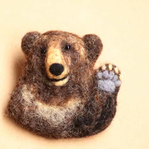 羊毛フェルトと鹿革のヒグマブローチ ブローチ ひだまり工房 通販