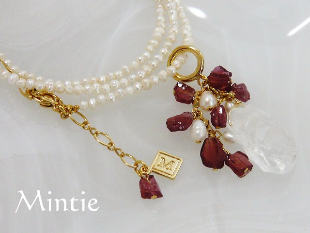 クリスタルとガーネットの淡水パールネックレス