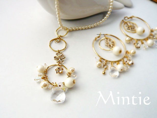 パールとクリスタルとフラワーのネックレス