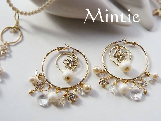 パールとクリスタルとフラワーのピアス