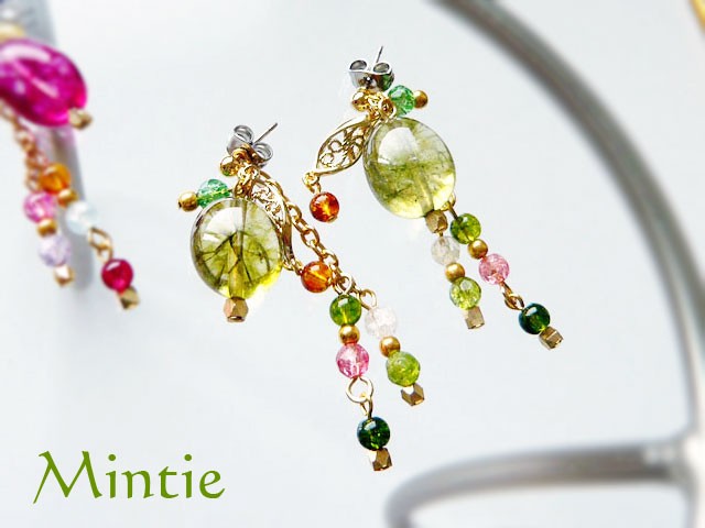 ネオンカラーストーン　ピアス(グリーン系)