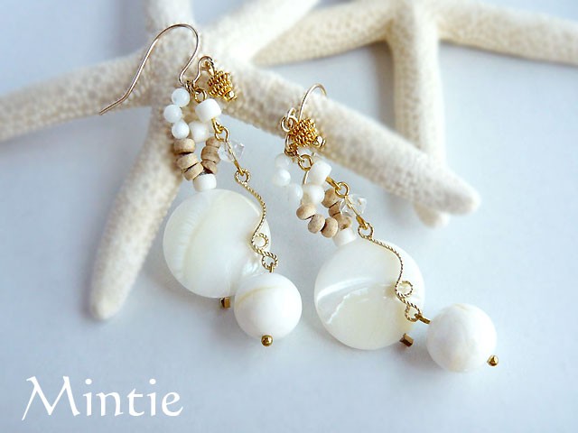 ホワイトシェル　ピアス（ゴールド）