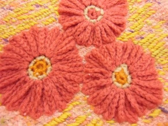 毛糸の花モチーフのポーチ 2枚目の画像