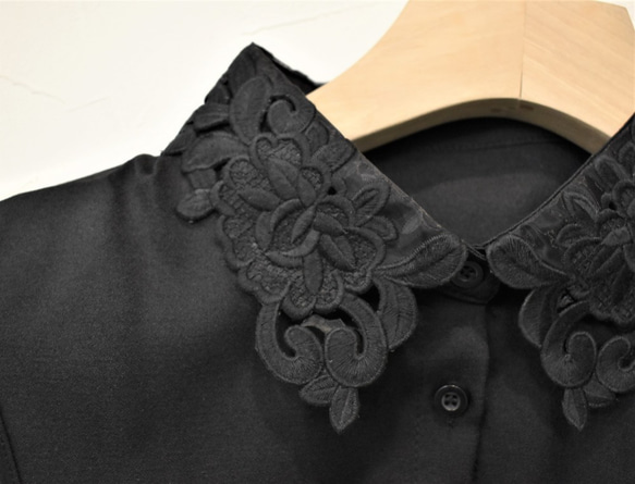 （送料無料）大きな椿の花◎シックな刺繍付け襟　（黒）　　【No.0519】 1枚目の画像