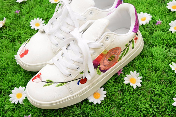 （送料無料）晴れの日に履きたくなる！お花いっぱいのフラワー刺繍ホワイトスニーカー 3枚目の画像