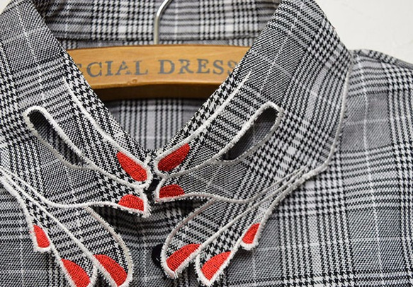 送料無料）赤いネイルの指デザイン刺繍グレンチェック柄付け襟【No