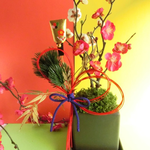 お正月飾り付き（取り外し可）紅白梅2本立 ミニ盆栽（フェイク