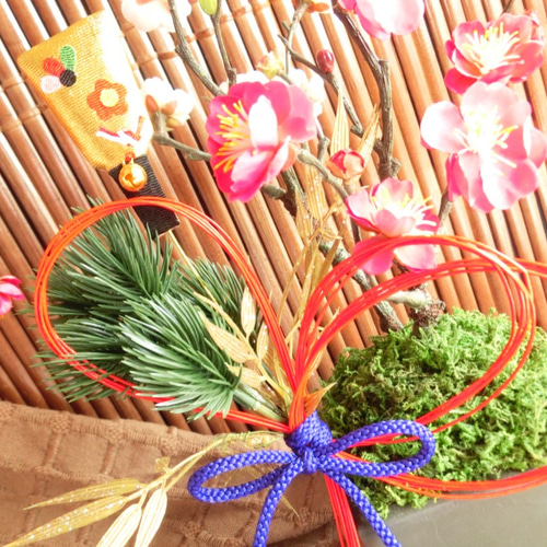 お正月飾り付き（取り外し可）紅白梅2本立 ミニ盆栽（フェイク