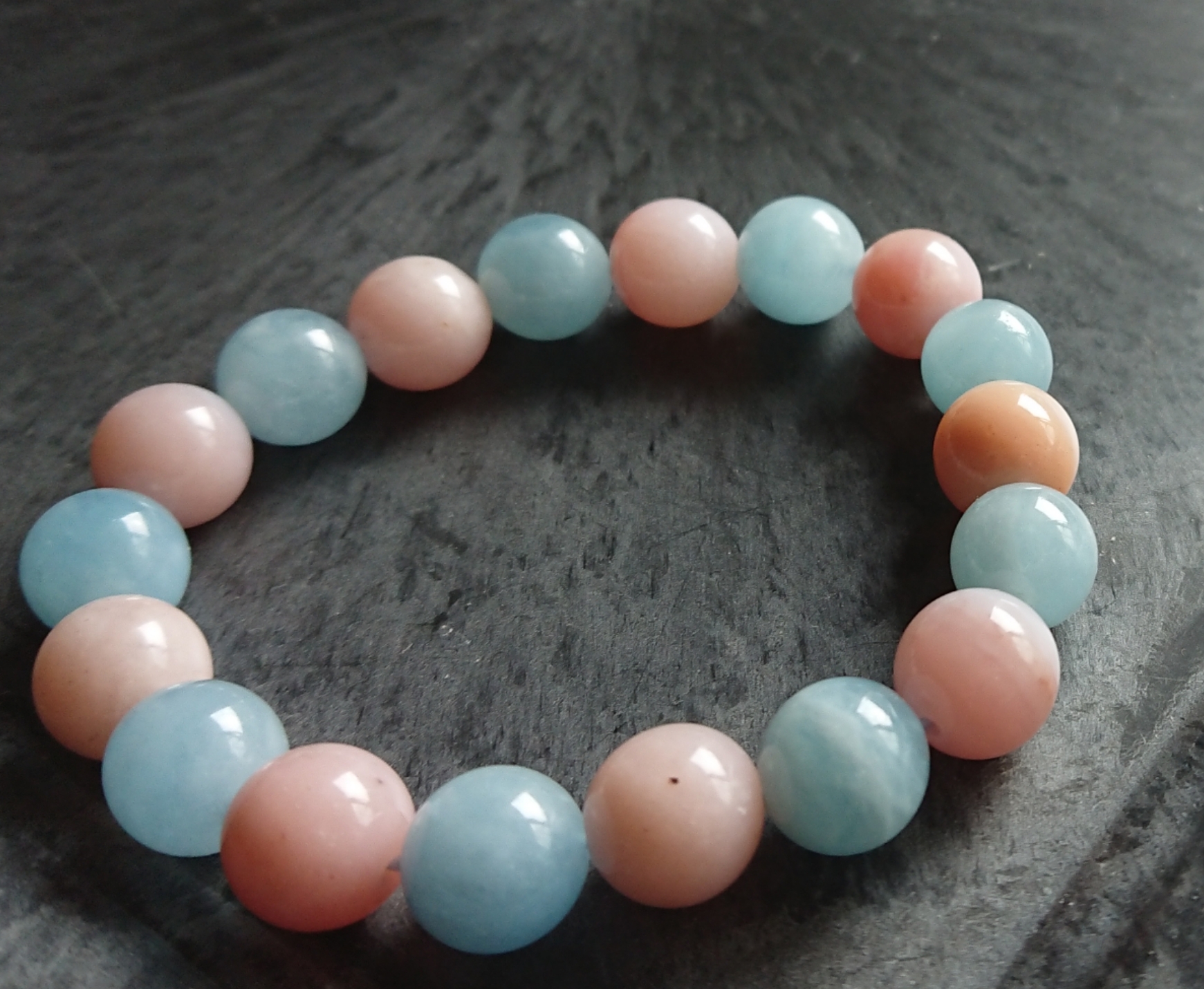 女性に人気のお守り石ピンクオパール　アクアマリンのかわいいブレスレット