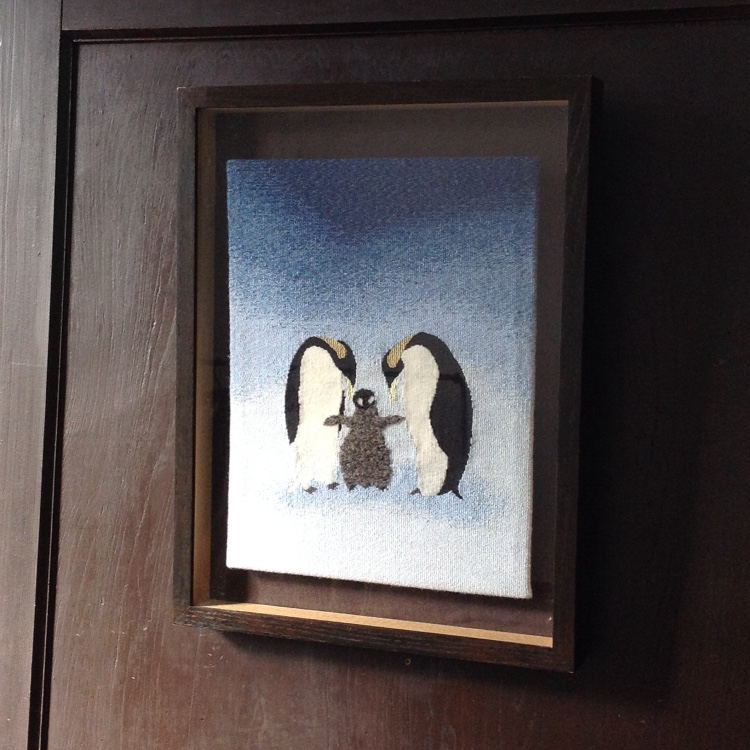 つづれ織りの絵　壁飾り【 ペンギンの親子 】 手織り一点物　額付き50cm × 35cm