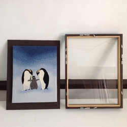 つづれ織りの絵　壁飾り【ペンギンの親子】 手織り一点物　額付き50cm × 35cm 5枚目の画像
