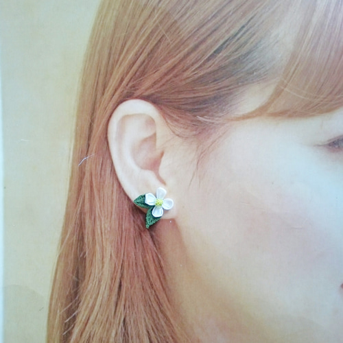 つまみ細工〜どくだみ！？おもしろピアスorイヤリング〜 イヤリング