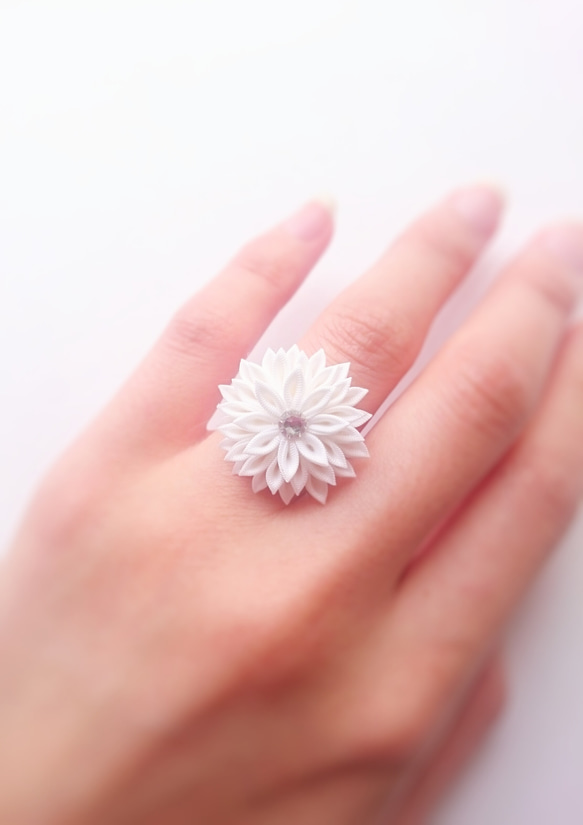 つまみ細工〜純白のお花のリング〜 1枚目の画像