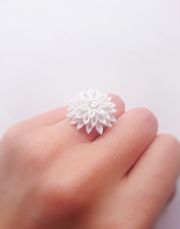 つまみ細工〜純白のお花のリング〜 3枚目の画像