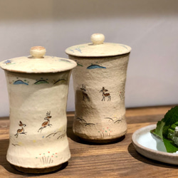 送料無料】赤膚焼 奈良絵 蓋付湯呑み（写真手前） マグカップ