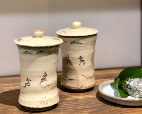 送料無料】赤膚焼 奈良絵 蓋付湯呑み（写真手前） マグカップ