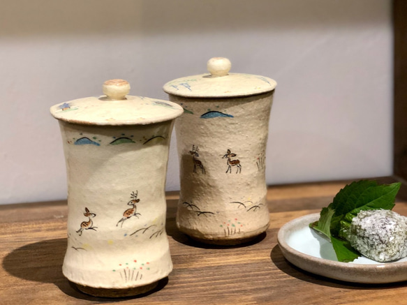 送料無料】赤膚焼 奈良絵 蓋付湯呑み（写真手前） マグカップ
