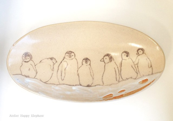 コウテイペンギンのスケッチ風絵皿 1枚目の画像
