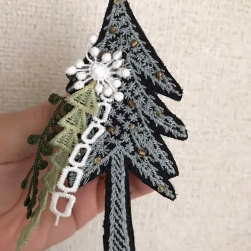 ミナペルホネン〇季節外れのクリスマスブローチ ブローチ chaki 通販 