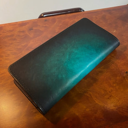 革の手染め- 二つ折り長財布 / グリーン（緑+青） 1枚目の画像