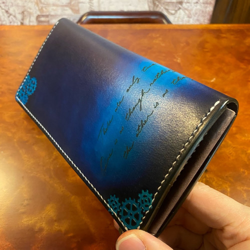歯車デザインの財布 / 革の手染め ブルー（青+紺） 長財布 革工房
