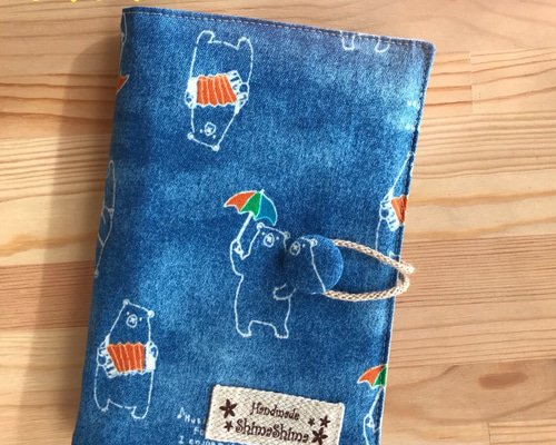 美品　Familiar 母子手帳ケース クマ刺繍　現行モデル 母子手帳ケース | ファミリア公式サイト