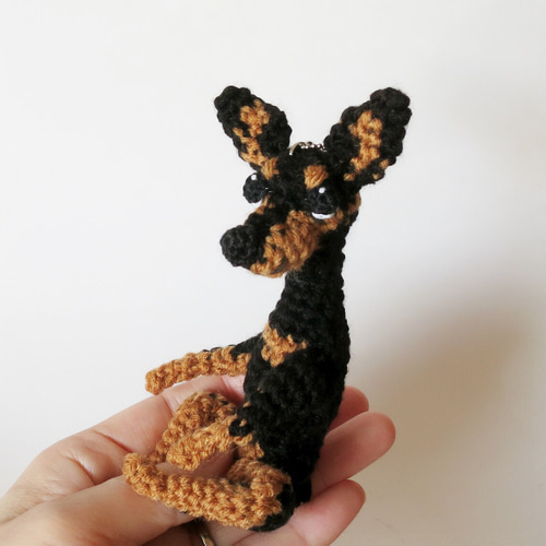 ミニチュアピンシャー（ブラックタン）のあみぐるみ セーターと帽子