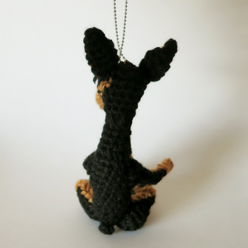 ミニチュアピンシャー（ブラックタン）のあみぐるみ セーターと帽子