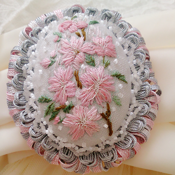 世界でただ一つ  桜の手刺繍のロゼット 2枚目の画像