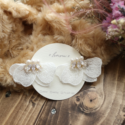 フラワーレース（ホワイト）のビーズ刺繍ピアス／イヤリング ピアス