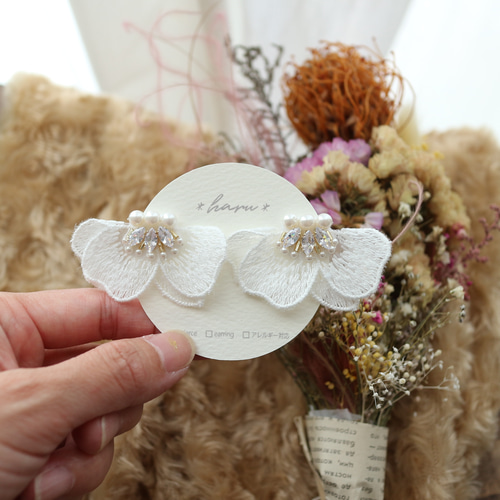 【#1353】ビーズ刺繍　フラワー　ハンドメイド　アクセサリー　ピアスイヤリング フラワーレース（ホワイト）のビーズ刺繍ピアス／イヤリング ピアス