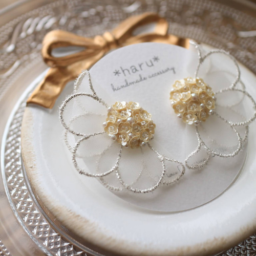 再販】フラワーレースとビーズ刺繍 のスパンコール【ﾍﾞｰｼﾞｭ】のお花 