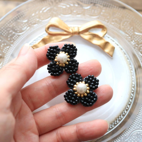 ブラックビーズ刺繍フラワー×ゴールドリング　ピアス　イヤリング お花❁のビーズ刺繍 ピアス／イヤリング（ブラック） ピアス（スタッド