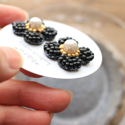 お花❁のビーズ刺繍 ピアス／イヤリング（ブラック） ピアス（スタッド